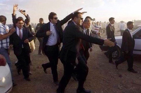 Şanlıurfa sınırına gelen bakanlar, vatandaşlar tarafından taşlandı.