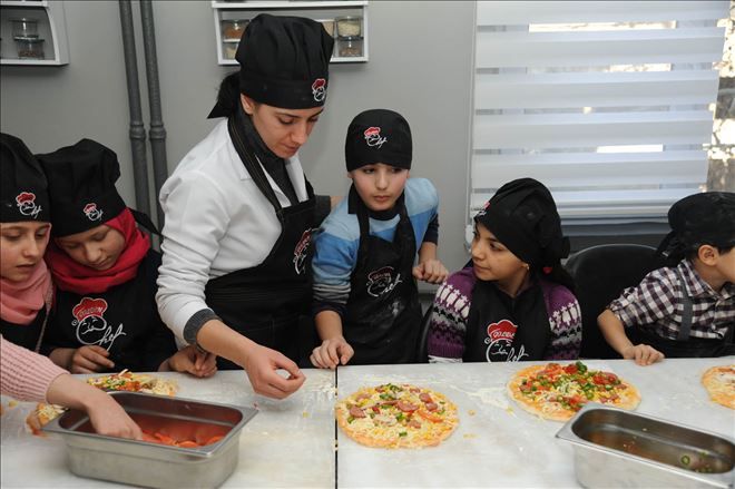 Türk ve Suriyeli çocuklar el ele yemek yaptı