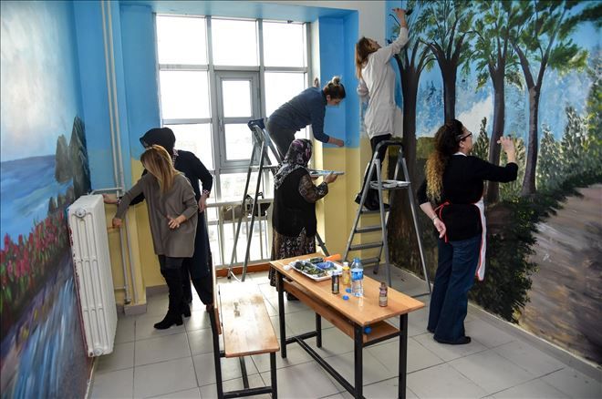 Altındağlı kadınlar okul koridorlarına resim yaptı
