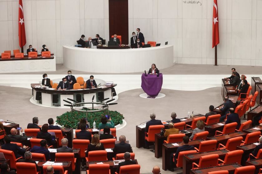 Meclis’te mor örtü açan CHP’li vekile ‘uyarı’ cezası verildi