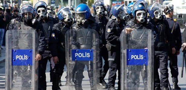 Polis Eğitimi abartır, Eylemci Taşla Eylem Yaparsa
