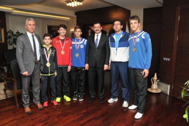 Genç Şampiyonlardan Başkan Aka Ziyaret