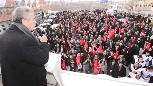 Demokrat Parti`den (DP) istifa eden 67 kişi, törenle CHP`ye geçti.