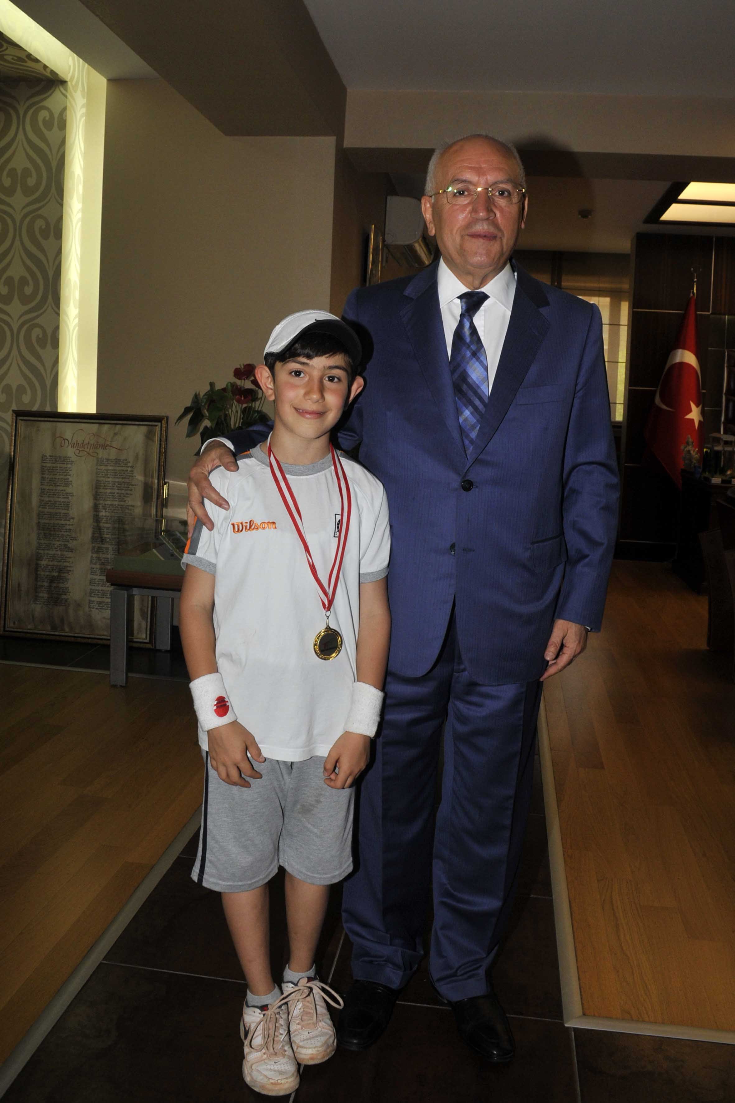 10 yaşında Türkiye tenis şampiyonu