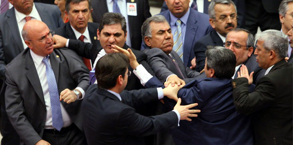 

Meclis`te CHP ve Ak Partili iki vekil arasında tartışma çıktı

