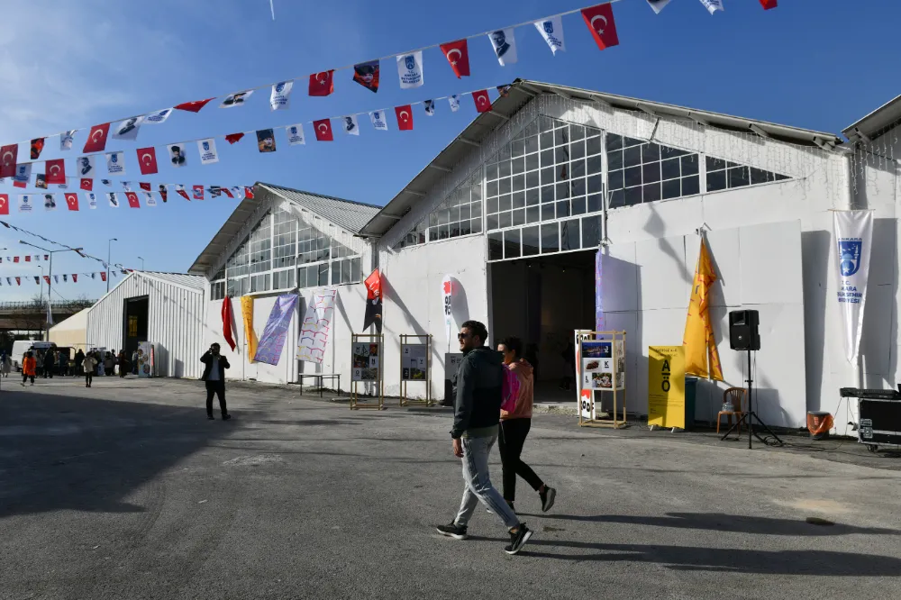 ZAFER’E GENÇLERDEN YOĞUN İLGİ