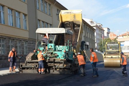 BÜYÜKŞEHİR`DEN OKULLARA ASFALT DESTEĞİ