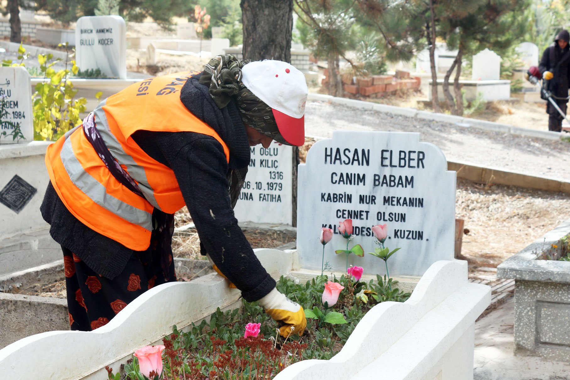 Bayram Öncesi Mezarlıklar Temizleniyor